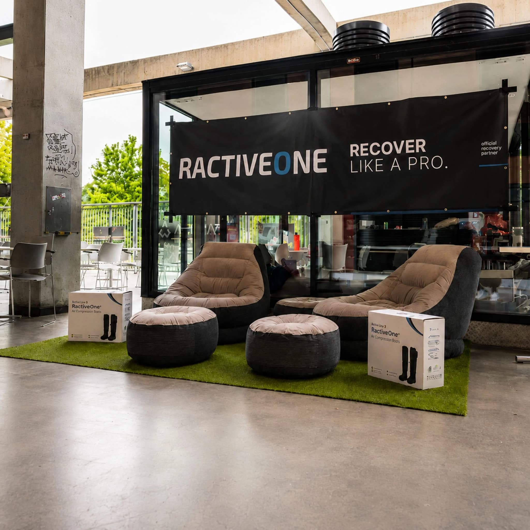 Recovery-Lounge mit Ractiveone Kompressionsstiefeln
