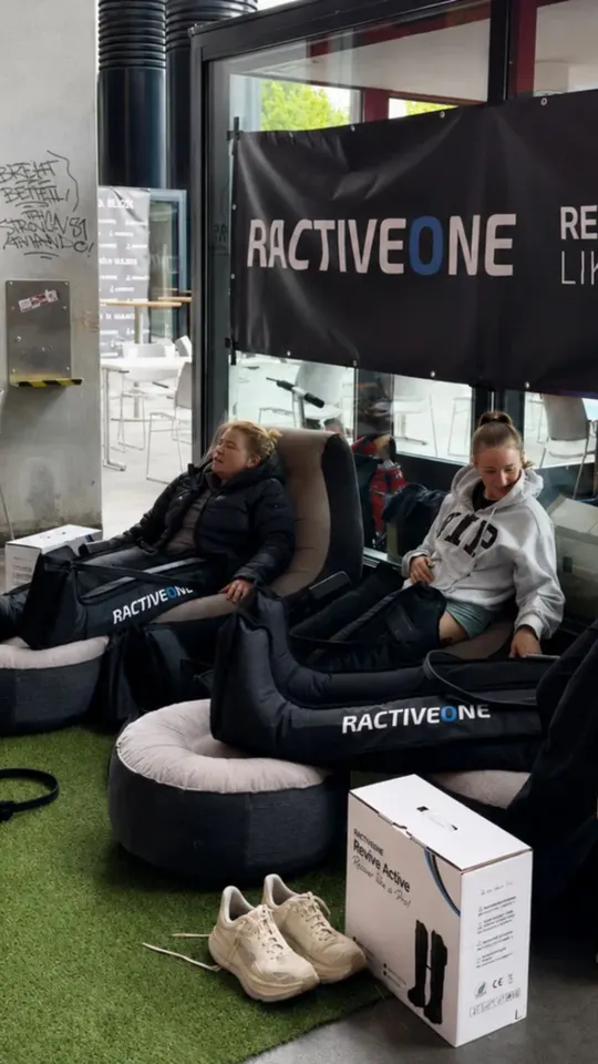 Zwei Teilnehmerinnen regenerieren mit Revive Active am Ractiveone Stand