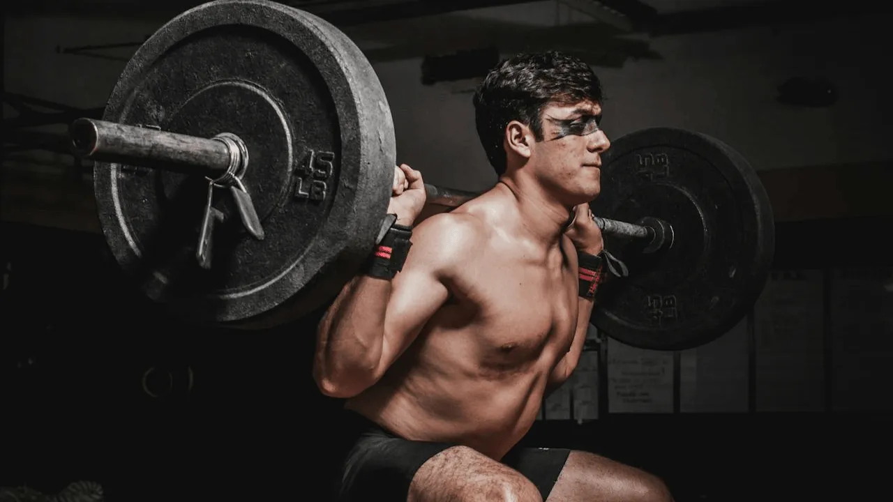 Athlète en squat avec une barre