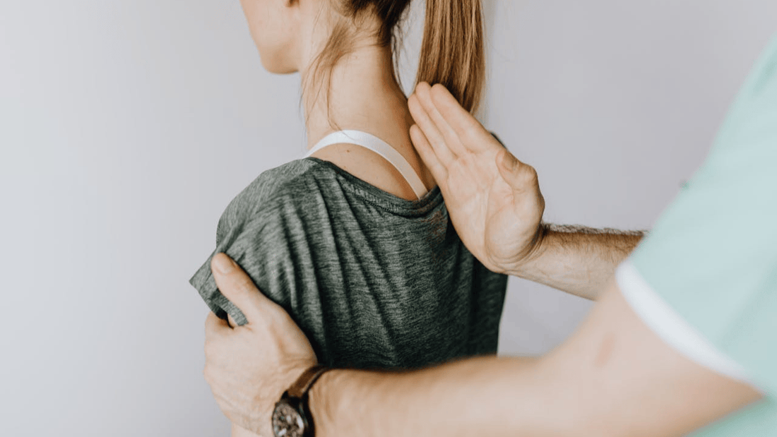 Verspannter Nacken vom Büro? So hilft eine Massage Gun nach der Arbeit